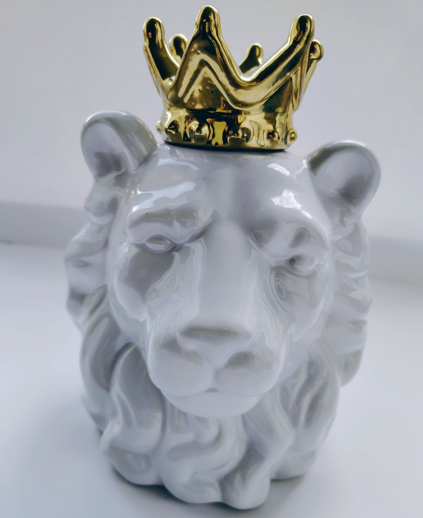 Crowned “Lion of Judah” Ceramic Decor – White & Gold Majesty