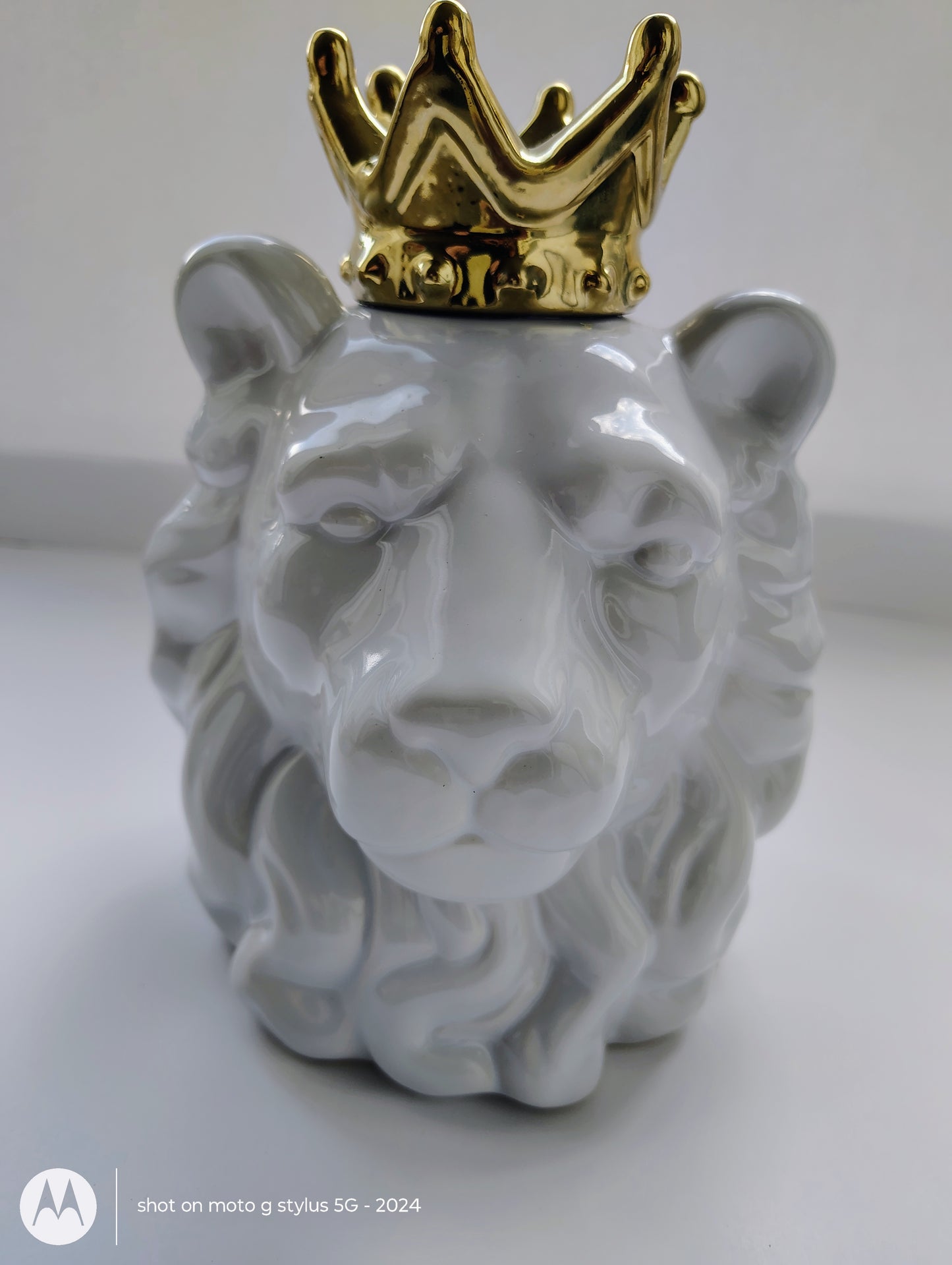 Crowned “Lion of Judah” Ceramic Decor – White & Gold Majesty