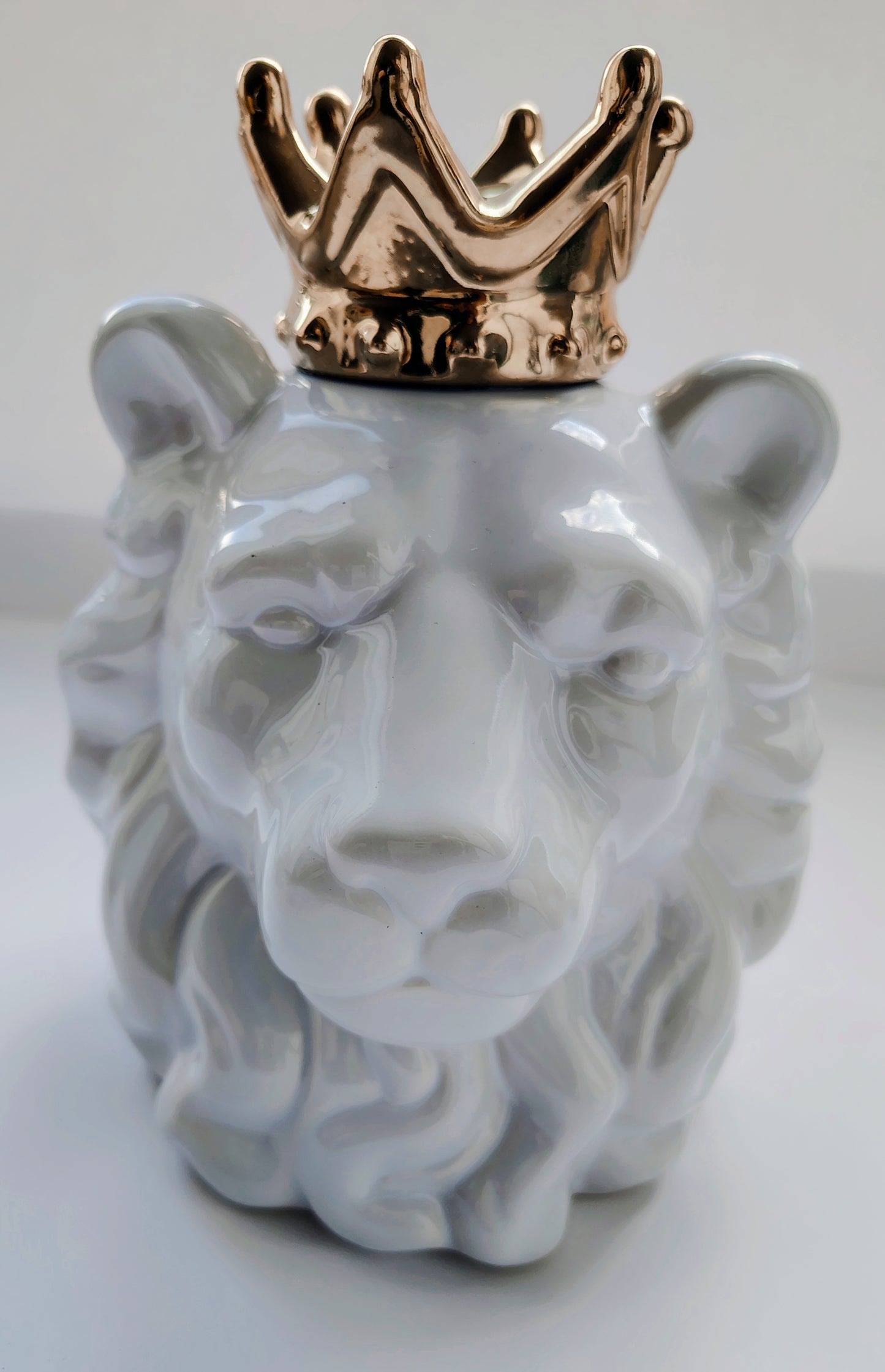 Crowned “Lion of Judah” Ceramic Decor – White & Gold Majesty