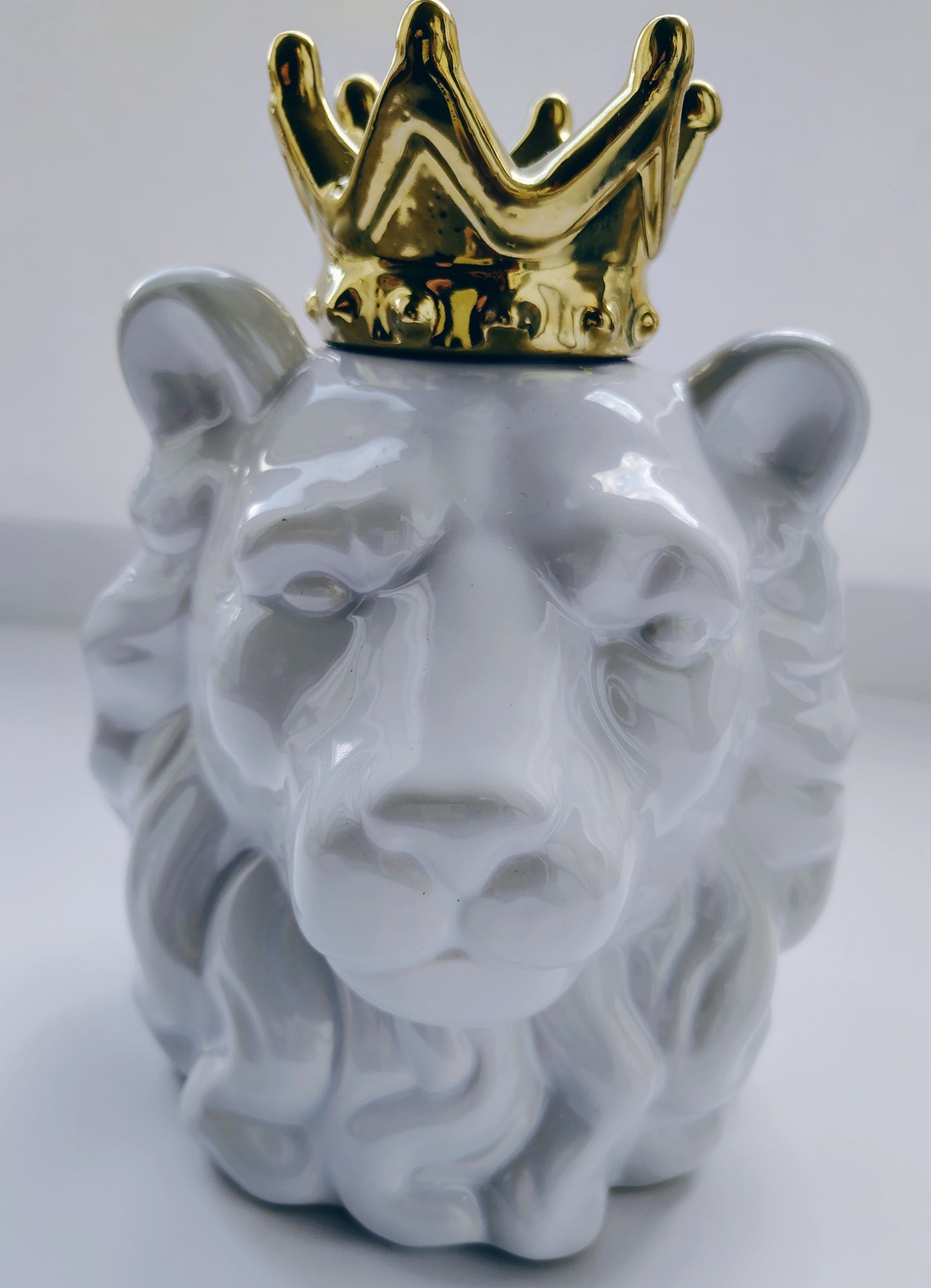 Crowned “Lion of Judah” Ceramic Decor – White & Gold Majesty
